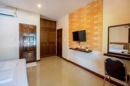 Two-Bedroom Bungalow with Living Room (4 Adults)