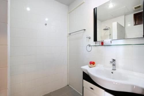 Deluxe Double Room with Balcony with Partial Sea View