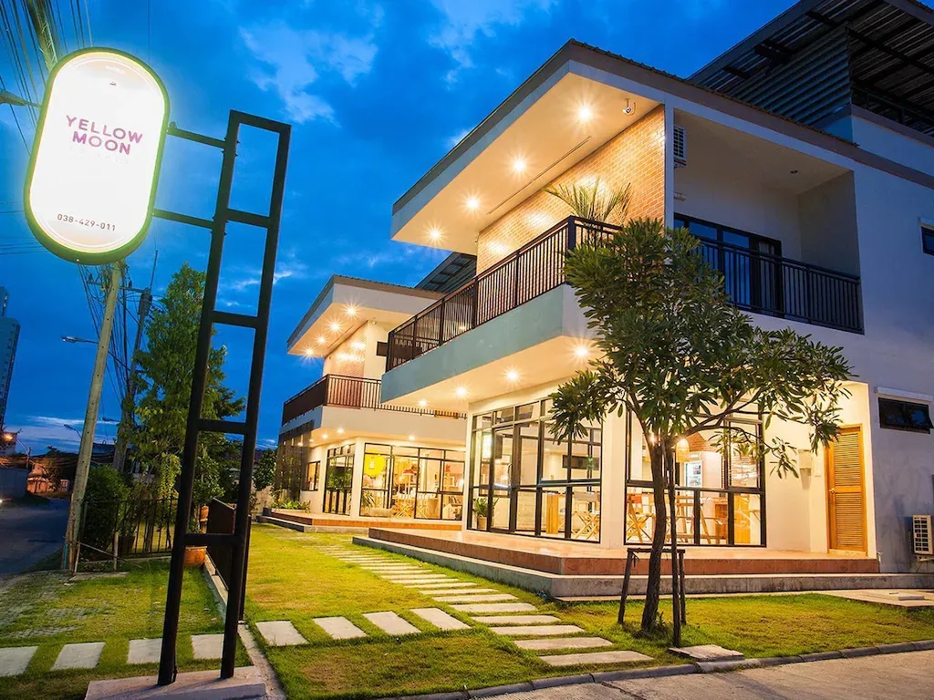 โรงแรม เยลโล่ว มูน (Yellow Moon Hotel)0