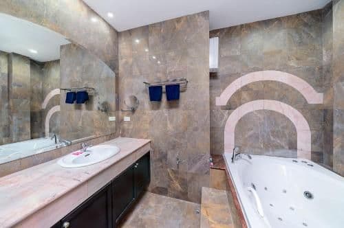 Four-Bedroom Villa with Private Pool (Green Oasis)