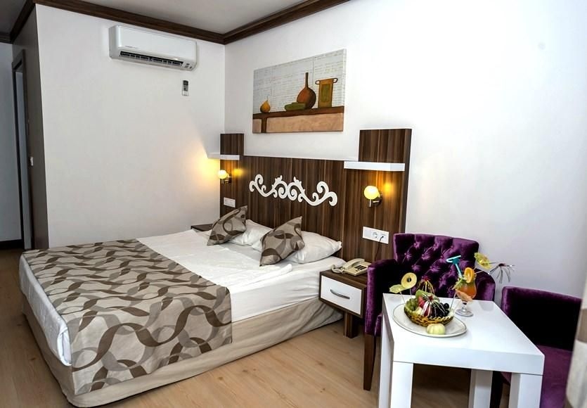 Risus Hotel Side1