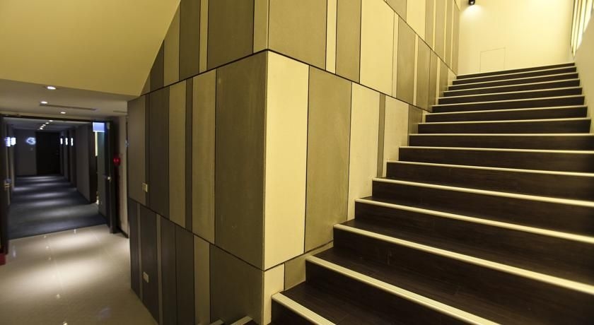 โรงแรมอีเฮ้าส์ (E-House Hotel)1