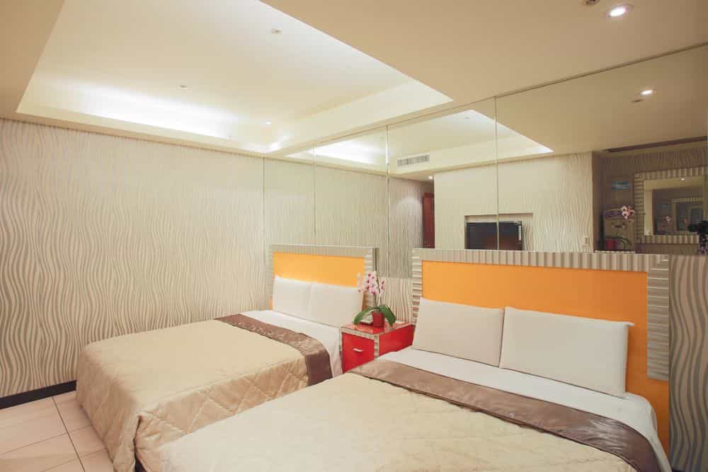 Happy Hotel Happy Hotel