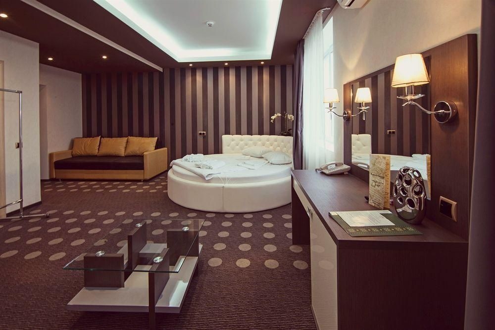 Ambassador Plaza Hotel1