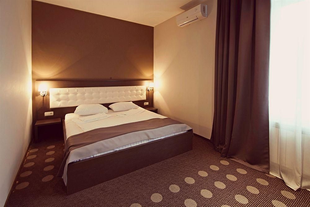 Ambassador Plaza Hotel4