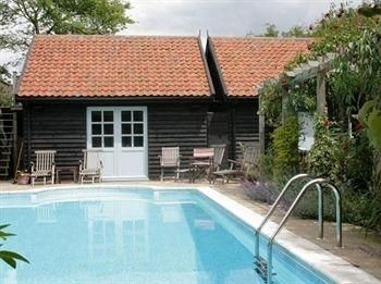 Riverside Cottage3