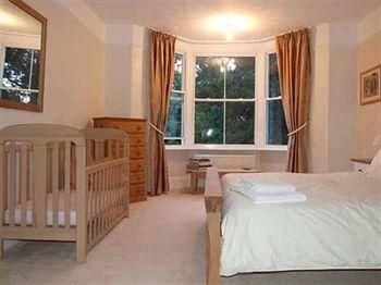 Farmborough House4