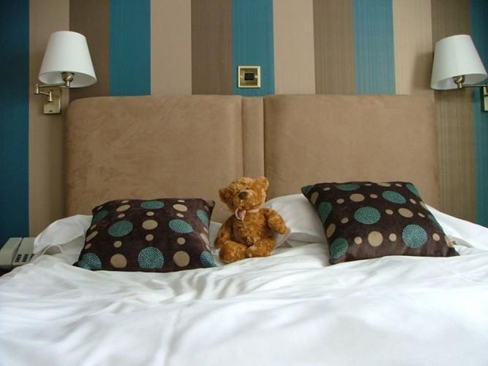โรงแรมคลาเรนซ์ คอร์ต (Clarence Court Hotel)1