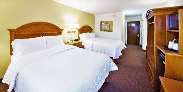 DOUBLE TWO QUEEN BEDS