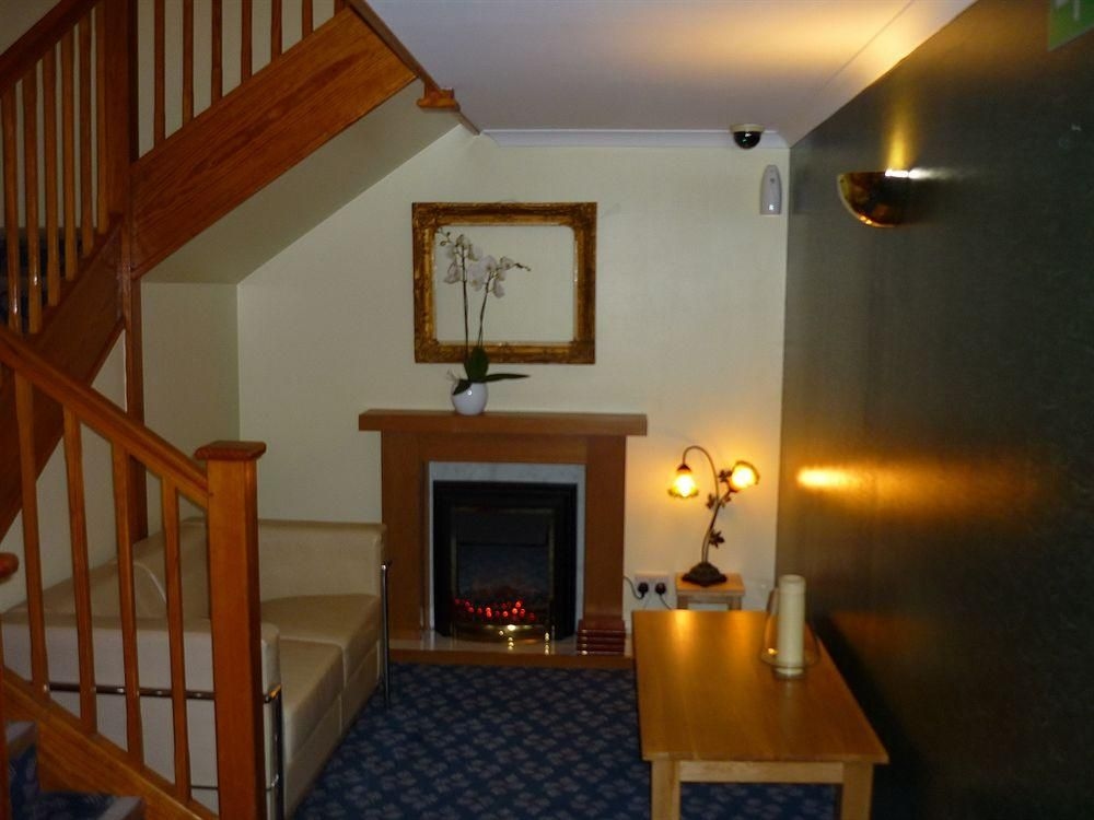 โรงแรมทราเวล พลาซา (Travel Plaza Hotel)0