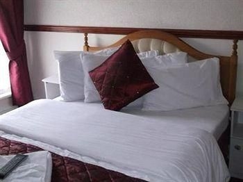 Lynwood Hotel0