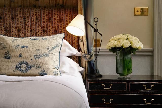 SUITE KING SIZE BED
