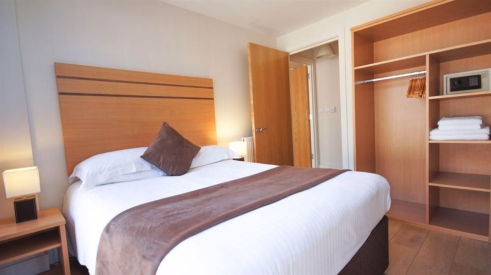 Crompton House Apartments3