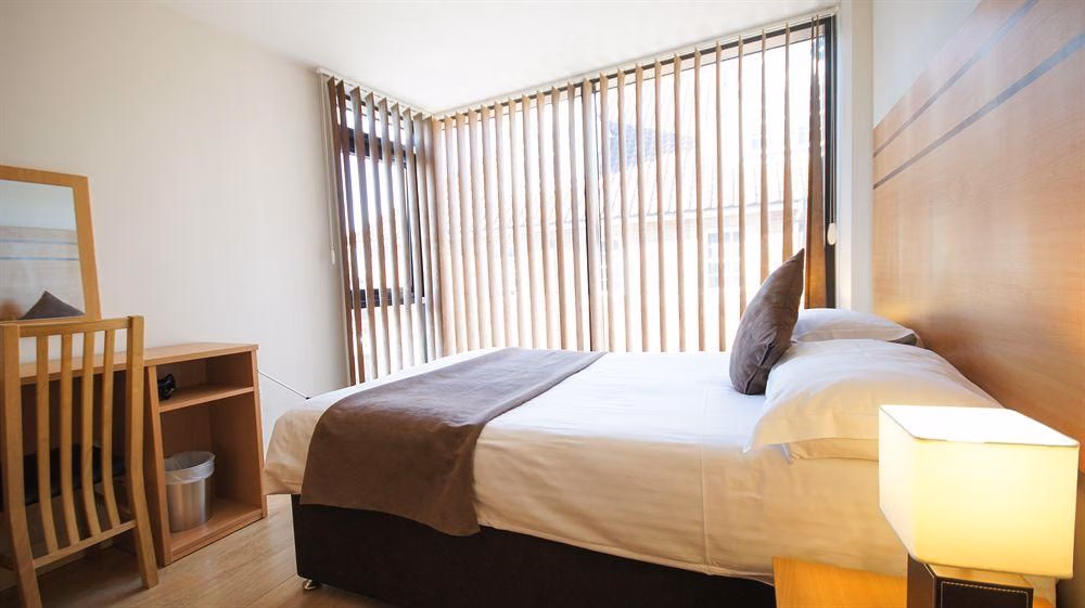 Crompton House Apartments1