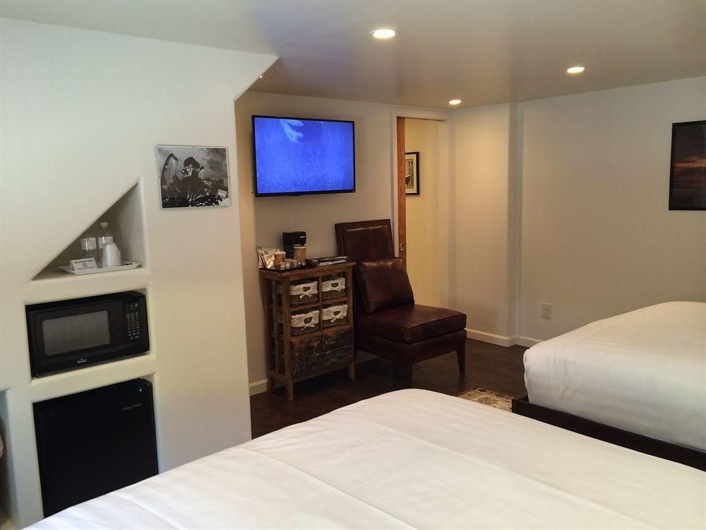 The Iron Horse Inn0