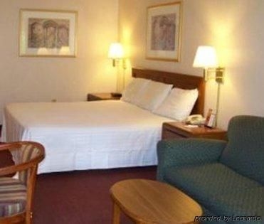 Williamsburg Outlet Mall Inn1