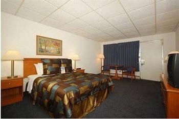 Americas Best Value Inn Mitchell3