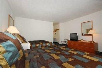 Americas Best Value Inn Mitchell2