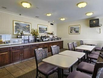 Howard Johnson Cleveland Airport0