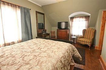 The Leonard at Logan House3