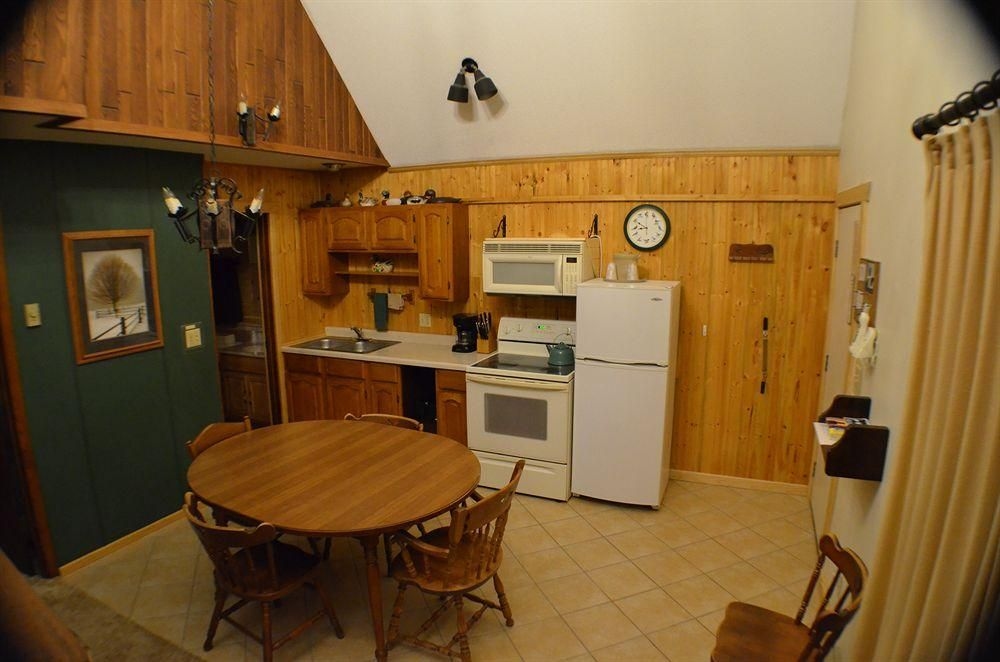 Currier's Lakeview Lodge1