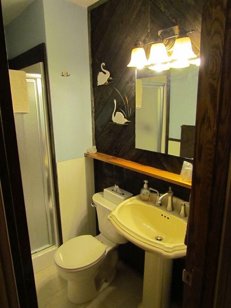 Currier's Lakeview Lodge4