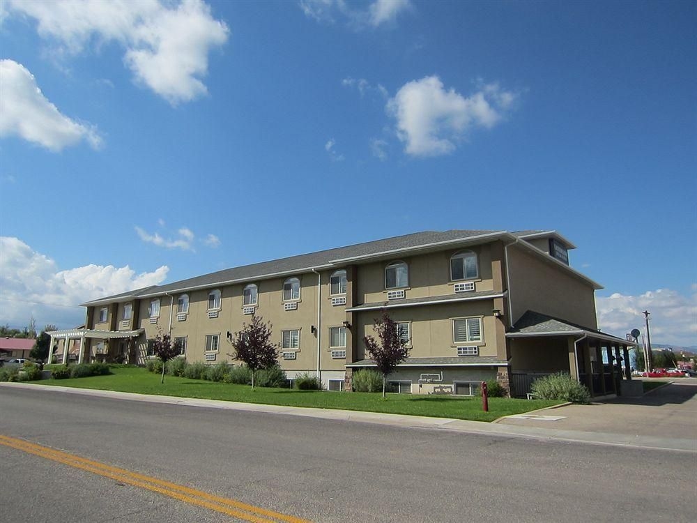 The Landmark Inn & Suites4