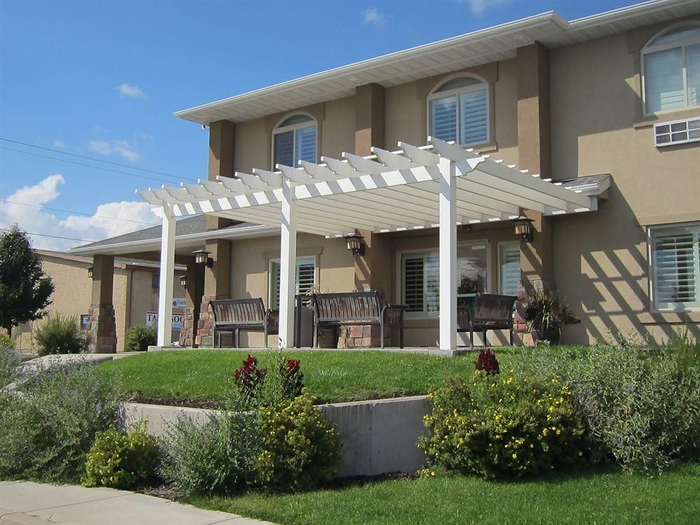 The Landmark Inn & Suites3