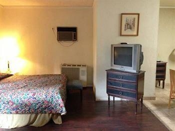 Sahara Hot Springs Family Park & Inn0