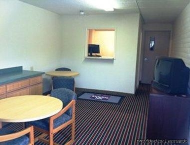 Knights Inn Dayton North1
