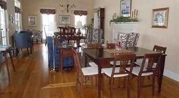 Harbor House Inn3