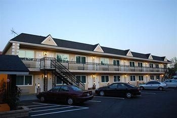 วอลนัท อินน์ แอนด์ สวีทส์ (Walnut Inn and Suites)0