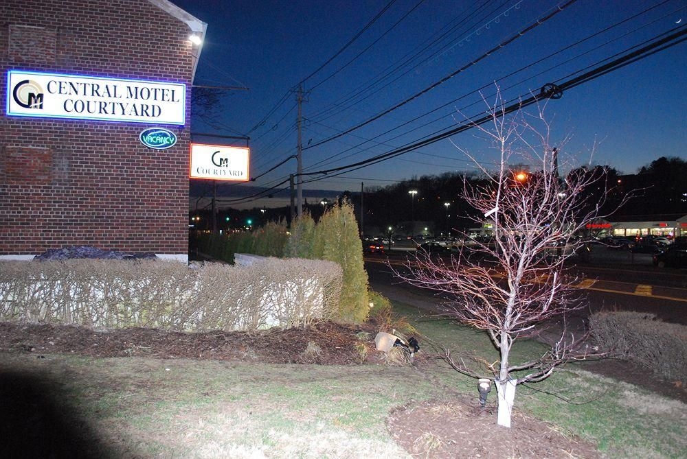 Central Motel Courtyard3