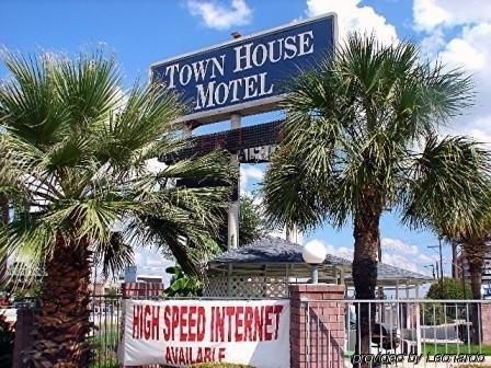 Town House Airport Motel4
