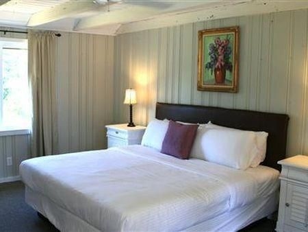 The Orchard Hill Inn3