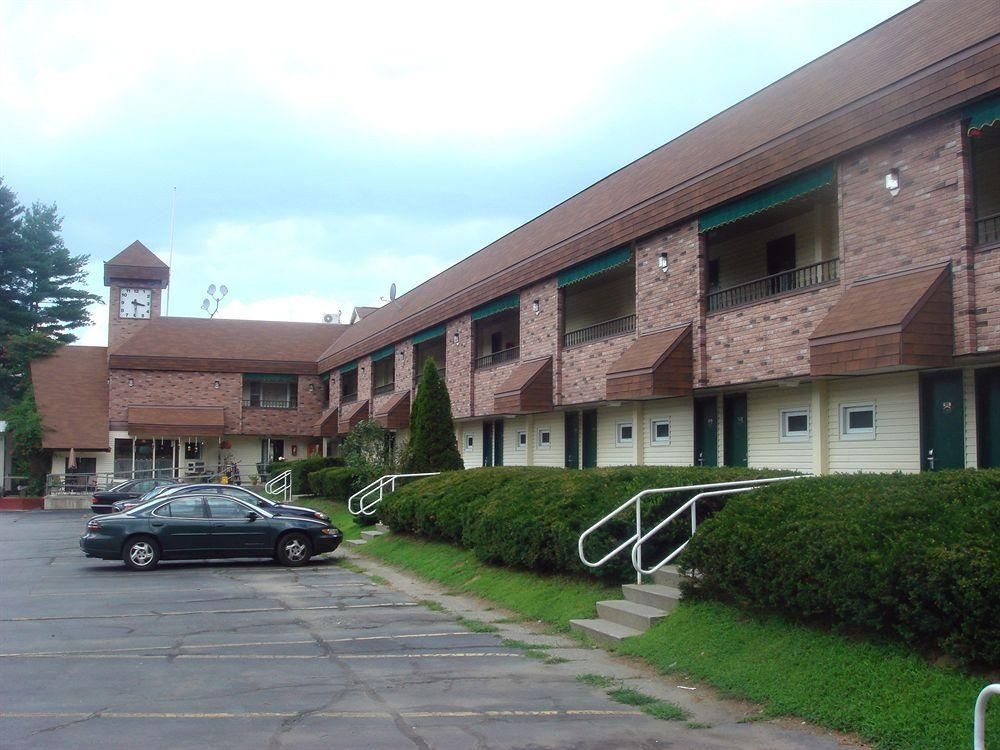 Americas Best Inns Brattleboro2
