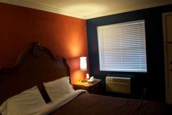 Boardwalk Seaport Inn4