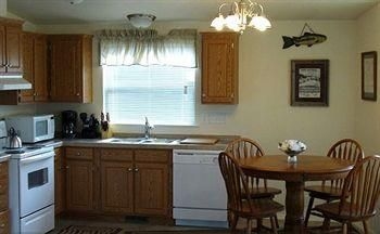 Yellowstone River Cabins0