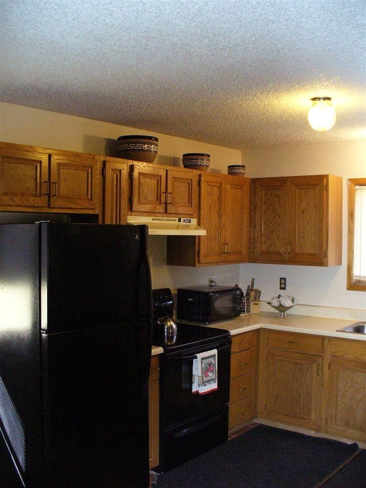 Yellowstone River Cabins4