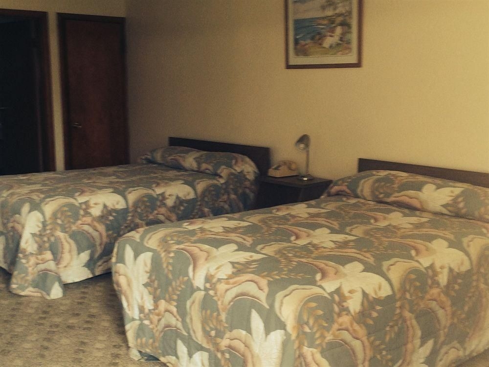Plaza Motel3