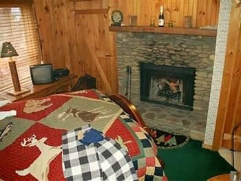 Evergreen Cottage Inn & Cabins1