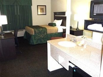 Oak Tree Inn0