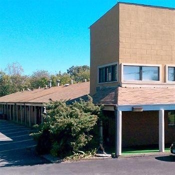 Americana Inn Farmingdale0