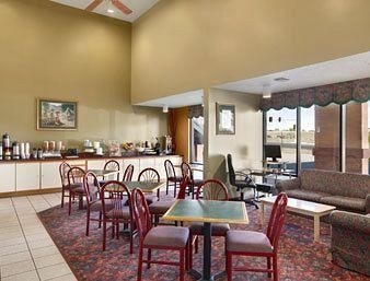 GuestHouse Inn & Suites St. Joseph0
