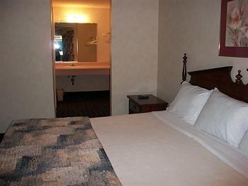 Regency Inn and Suites West Springfield3