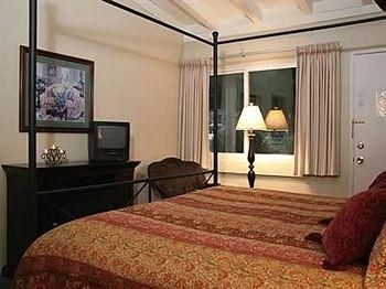 Meadowlark Inn0