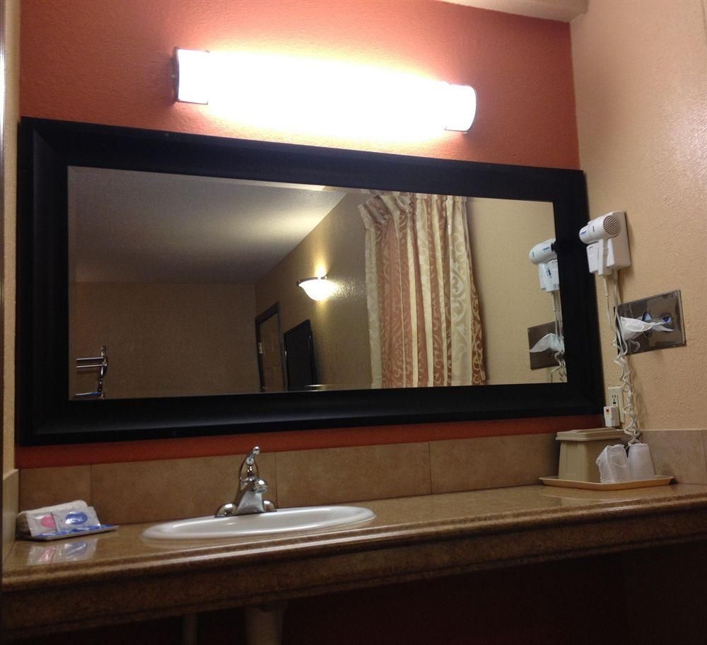 Economy Express Inn0