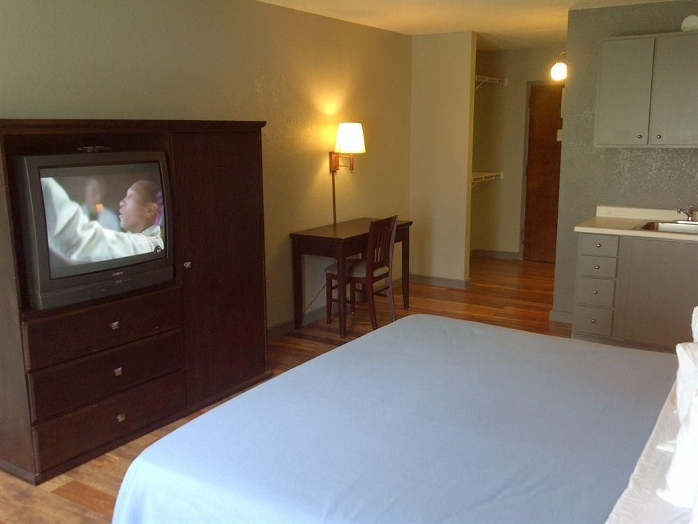 Country Hearth Inns & Suites4