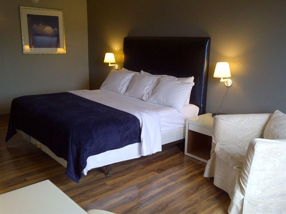 Country Hearth Inns & Suites2