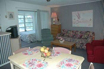Dolphin Inn Resort1